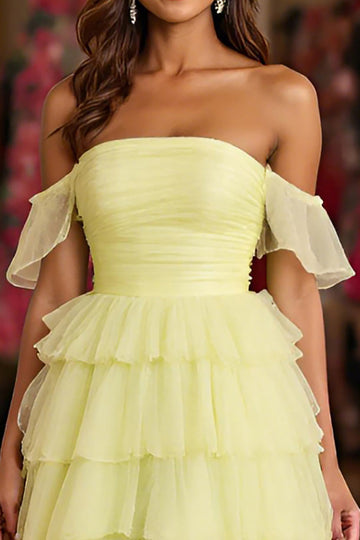 Gul tyll lagdelt en linje off the shoulder ballkjole med splitt